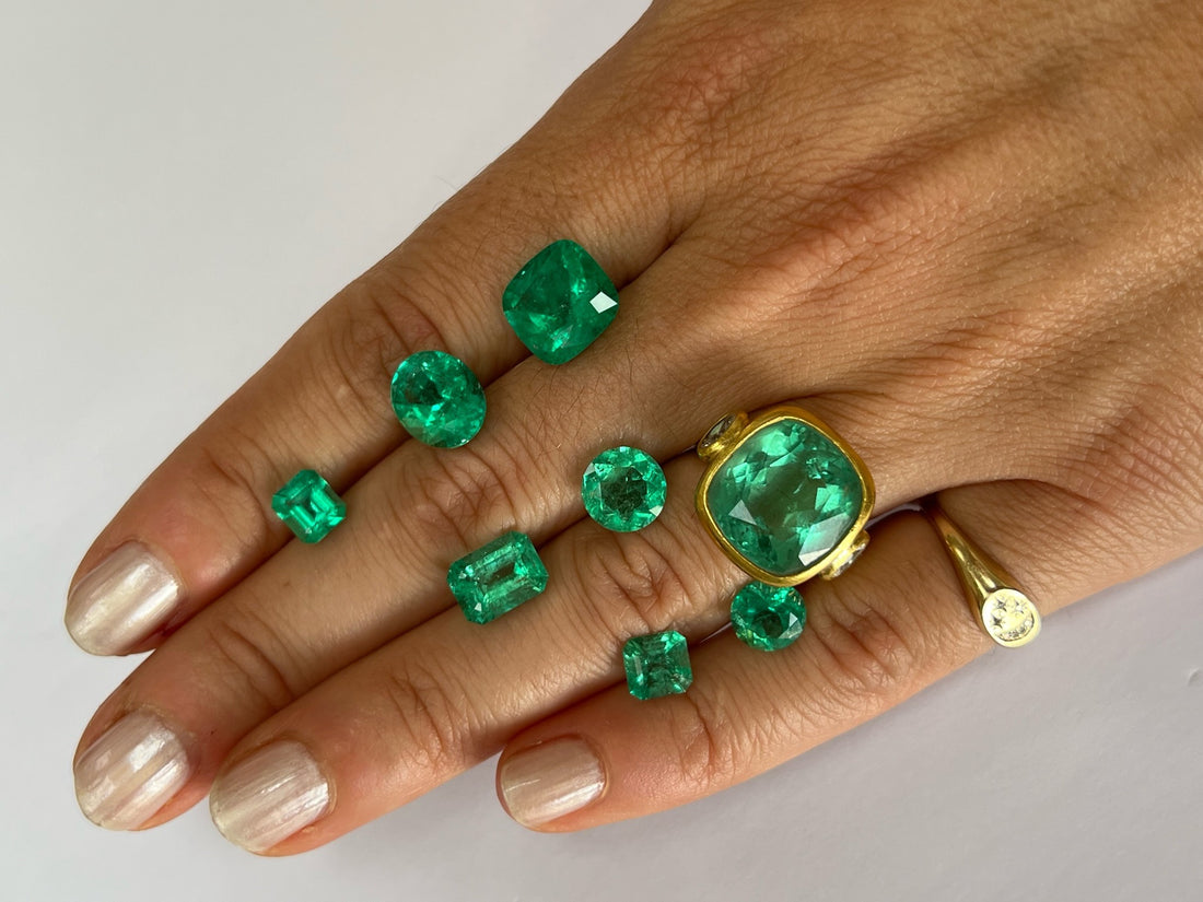 Post-War Luxe: Heirloom Emerald & Diamond Engagement Ring: Beschrijving  door Adin Antique Jewelry.